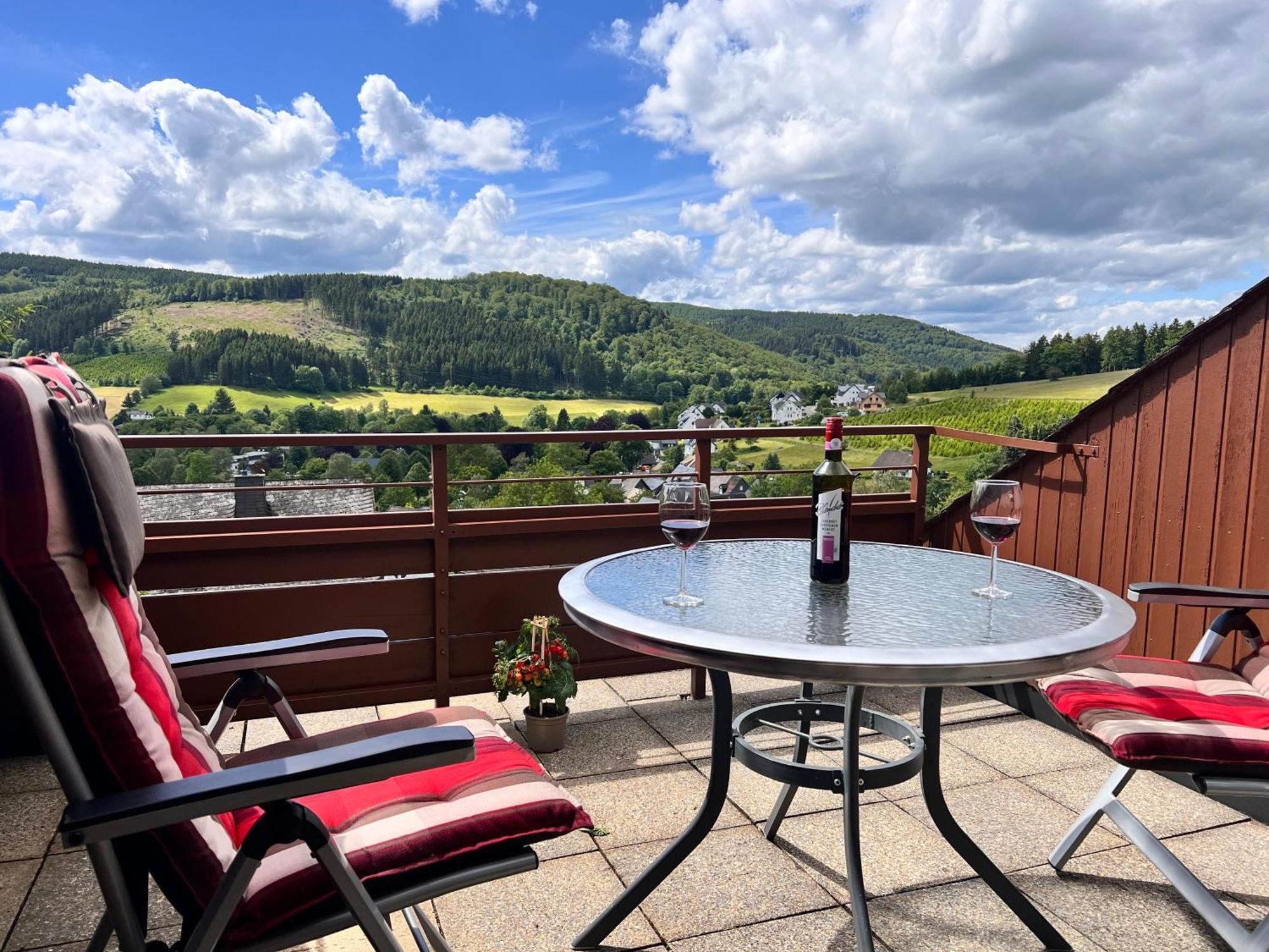 Gemuetliche 3-Zimmer-Wohnung Mit Panoramablick Und Kostenlosem Ueberdachten Parkplatz Winterberg Eksteriør bilde